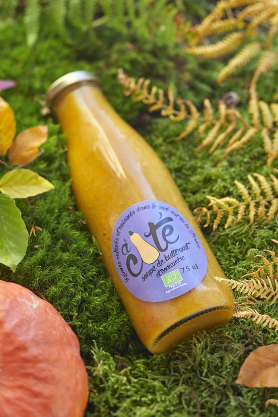 La gamme À côté propose une large offre de produits fabriqués grâce aux producteurs locaux, notamment la soupe de butternut et coriandre.