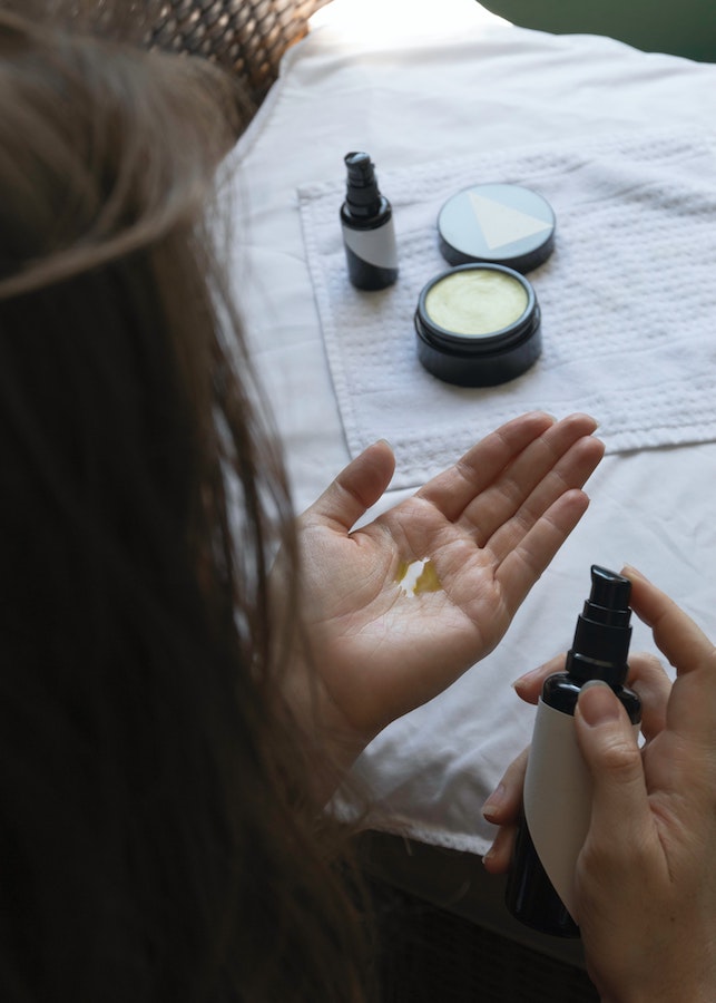 Femme utilisant des cosmétiques